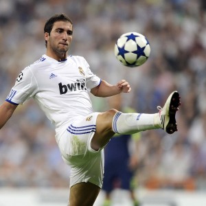 开云体育官网下载-墨西哥骑手费德里科·费尔南德斯在巴黎奥运会上与“Romeo”马匹共同参赛，尽管因马匹受伤被迫退出，但展现了坚强意志。